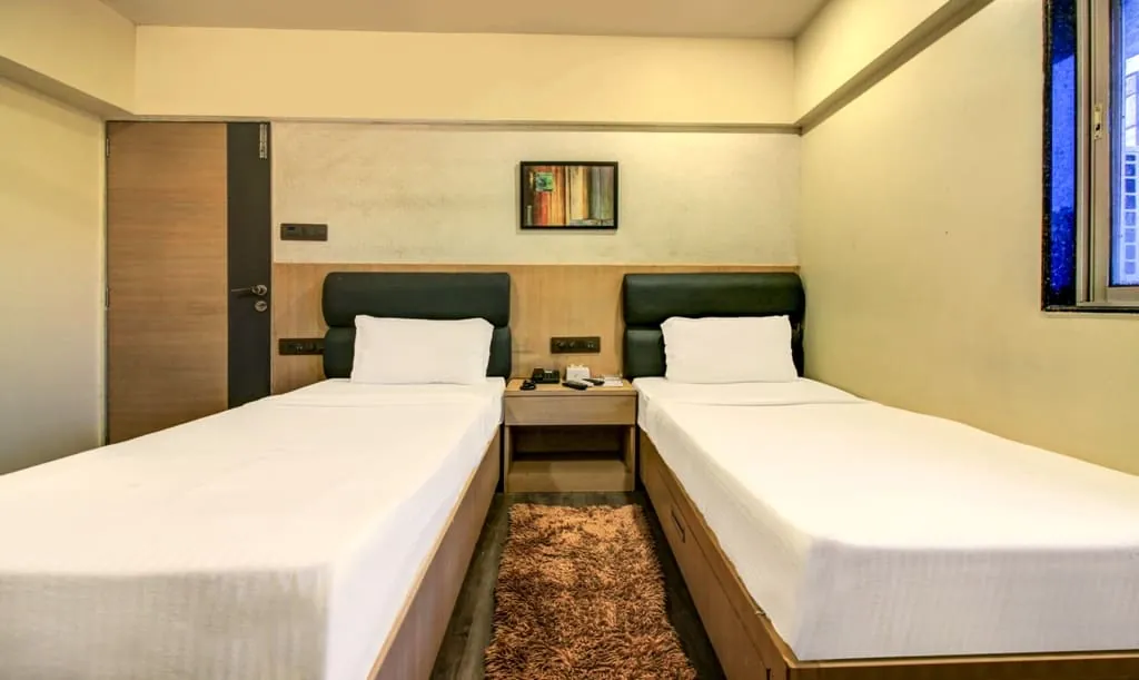 Comfortable corporate PG room in Vakola featuring modern amenities and ergonomic workspaces