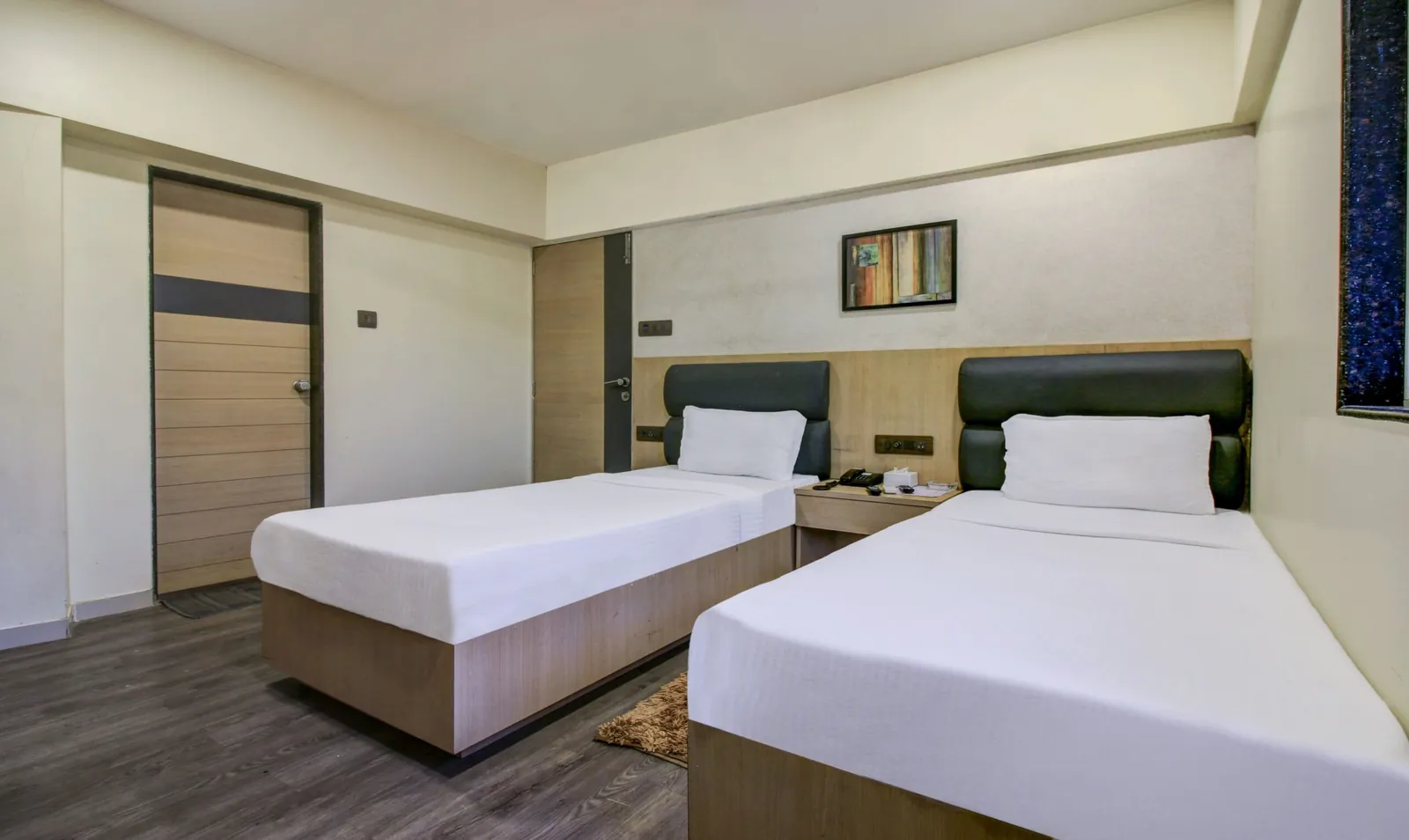 Luxury twin sharing AC room in Santacruz East for corporate professionals near BKC